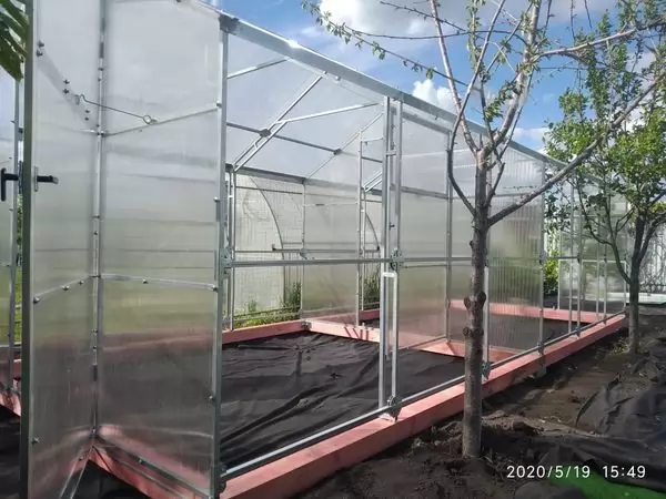 Перегородка в теплицу обшитая поликарбонатом
